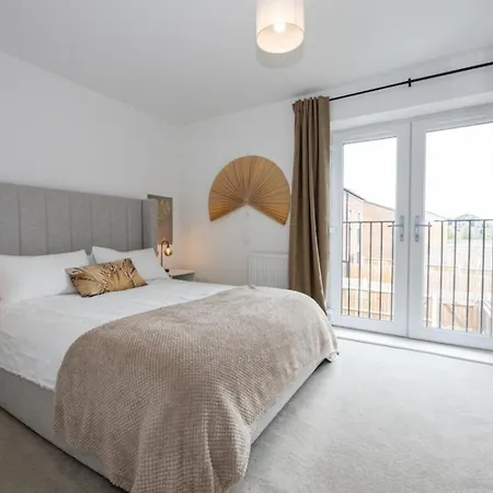 בית נופש Elegance Retreat - 2 Bed With Parking