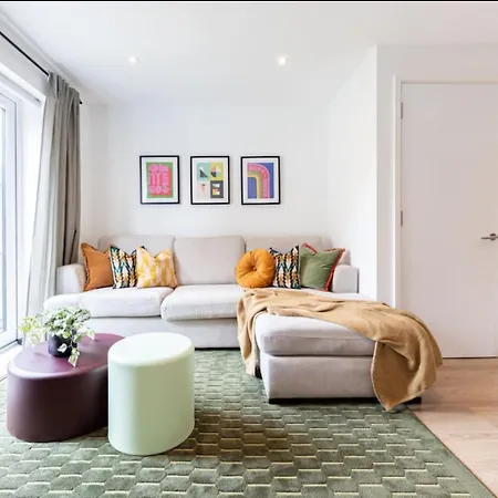 Elegance Retreat - 2 Bed With Parking Hébergement de vacances *