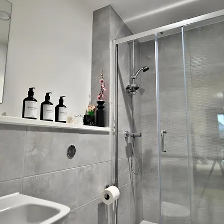 Avalora Short Lets & Serviced Accommodation - 2Bed & 2Baths Ensuite, Parking, Balcony, Wi-Fi, Netflix, Media City * Manchester