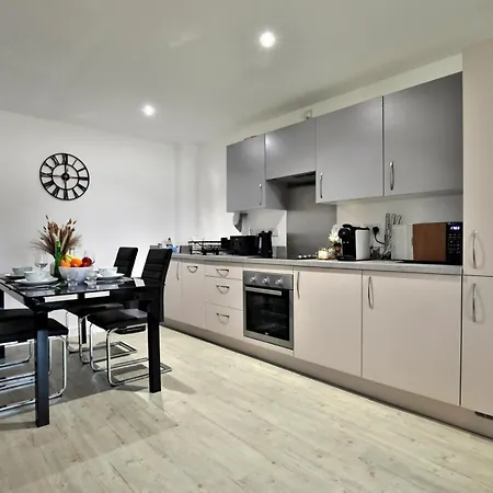 Avalora Short Lets & Serviced Accommodation - 2Bed & 2Baths Ensuite, Parking, Balcony, Wi-Fi, Netflix, Media City