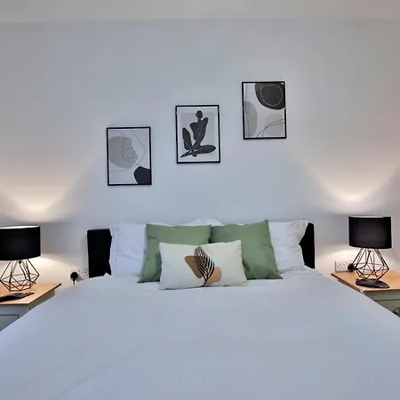 Avalora Short Lets & Serviced Accommodation - 2Bed & 2Baths Ensuite, Parking, Balcony, Wi-Fi, Netflix, Media City Apartament *