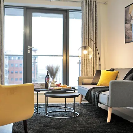 Avalora Short Lets & Serviced Accommodation - 2Bed & 2Baths Ensuite, Parking, Balcony, Wi-Fi, Netflix, Media City Apartament Manchester