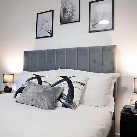 Avalora Short Lets & Serviced Accommodation - 2Bed & 2Baths Ensuite, Parking, Balcony, Wi-Fi, Netflix, Media City Manchester