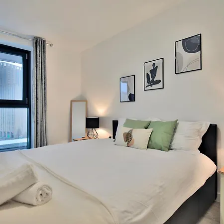 Avalora Short Lets & Serviced Accommodation - 2Bed & 2Baths Ensuite, Parking, Balcony, Wi-Fi, Netflix, Media City Apartament *