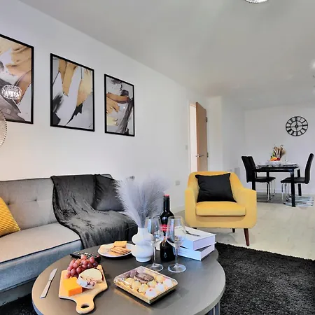 Apartament Avalora Short Lets & Serviced Accommodation - 2Bed & 2Baths Ensuite, Parking, Balcony, Wi-Fi, Netflix, Media City *