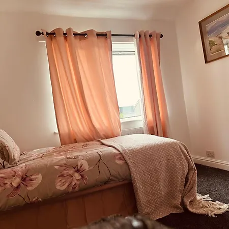 Entire 3 Bedrooms Away From In Salford Hébergement de vacances *