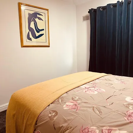 Entire 3 Bedrooms Away From In Salford *