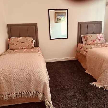Holiday home Entire 3 Bedrooms Away From In Salford *