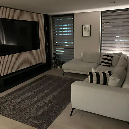 Riverside Wharf - Free Parking, Business, Couples & Families アパート