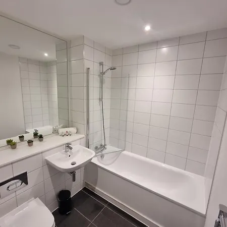 아파트 Trafford Modern 1 Bed With Cinema *