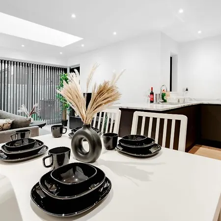 New Build Haven - Close To Centre - Etihad Holiday home *