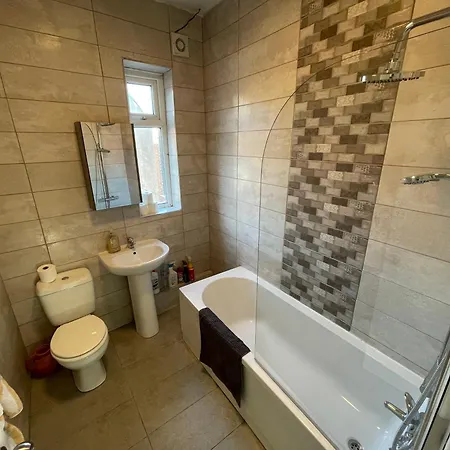 דירה Spacious 4-bedroom House In *