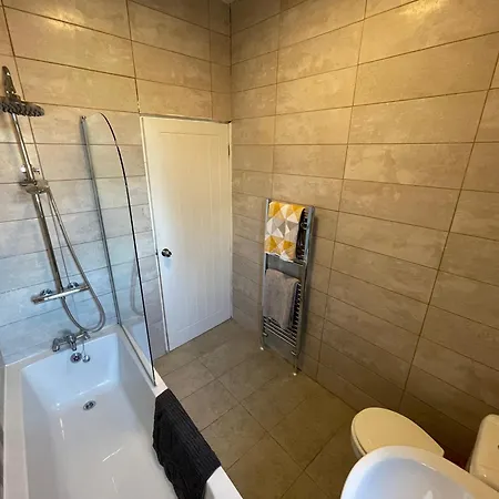 Spacious 4-bedroom House In מנצ'סטר