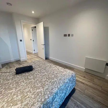 Cozy 2 Bed Flat Free Parking, City Centre *