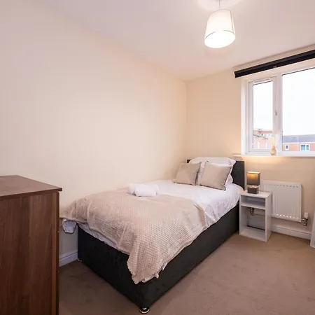 Beautiful 4 Bed House In Free Parking Semesterbostad