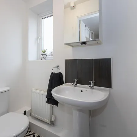 Beautiful 4 Bed House In Free Parking