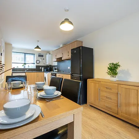Beautiful 4 Bed House In Free Parking *