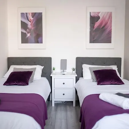 8 Bed, Comfortably Sleeps 10, 3 Bath House, 5 Mins Centre Manchester