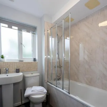 4 Bed House In Salford, Sleeps 7 With Car Space Manchester