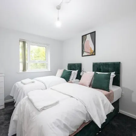 Daire 4 Bed House In Salford, Sleeps 7 With Car Space *