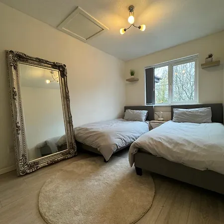 Modern Home, Beautiful Spacious Garden, Centre Netflix