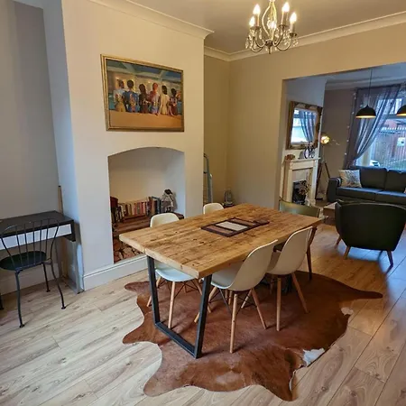 Warm Family 2db House! Holiday home Manchester