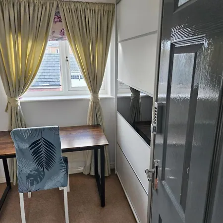 Queens Rooms, A Perfect Stay, Next To Shopping Parks And Central *