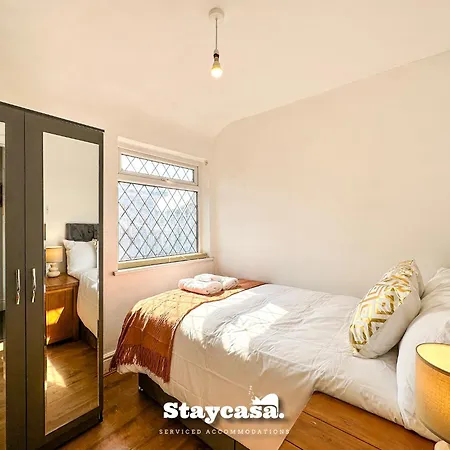 5br Jacuzzi, Garden & Parking Nyaraló