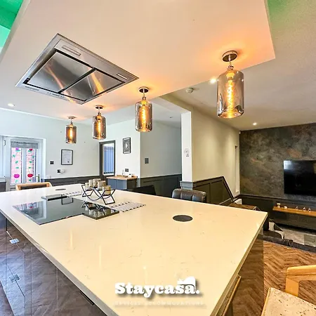 5br Jacuzzi, Garden & Parking *