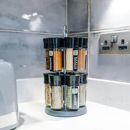 4 Bedroom Townhouse In - By Hilltop Serviced Manchester