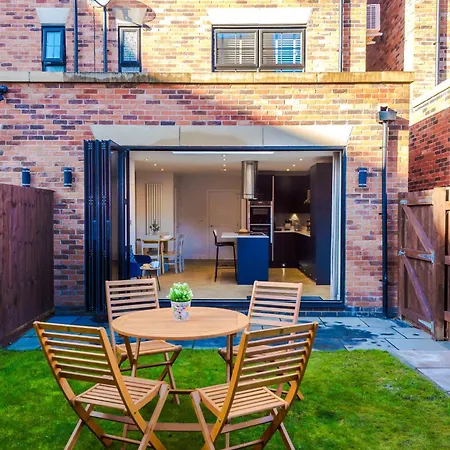 4 Bedroom Townhouse In - By Hilltop Serviced Manchester