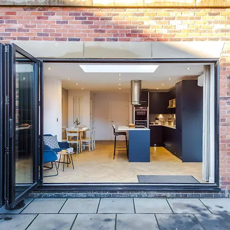 4 Bedroom Townhouse In - By Hilltop Serviced *