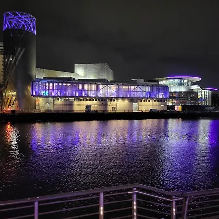 Luxury 2 Bed Apt On River, Wifi, Parking, Garden Apartment *