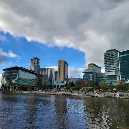 Luxury 2 Bed Apt On River, Wifi, Parking, Garden