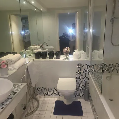 Luxury 2 Bed Apt On River, Wifi, Parking, Garden *