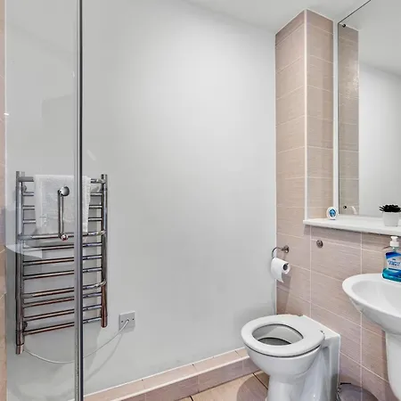 3 Bed 3 Bath Bath Central Penthouse - Parking شقة مانشستر