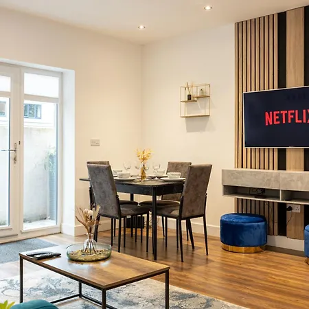 דירה Vibrant 2br In Chorlton, Free Parking מנצ'סטר