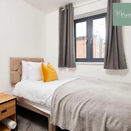 Stylish 5-bedroom Retreat Sleeps 9 By Purestay Vakantiehuis *