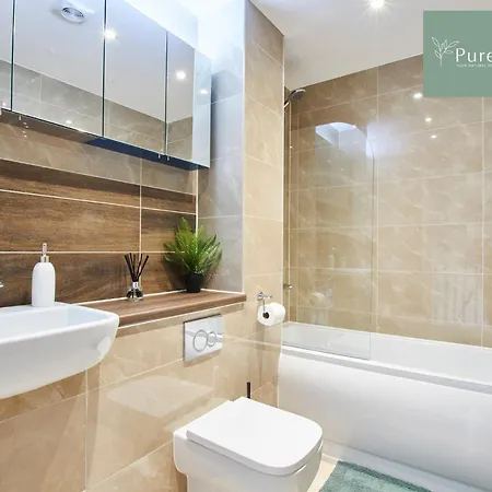 Stylish 5-bedroom Retreat Sleeps 9 By Purestay Mánchester