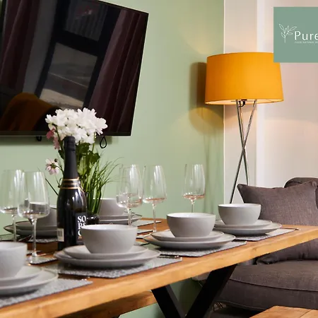 Vakantiehuis Stylish 5-bedroom Retreat Sleeps 9 By Purestay *