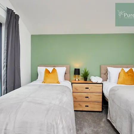 Сasa de vacaciones Stylish 5-bedroom Retreat Sleeps 9 By Purestay