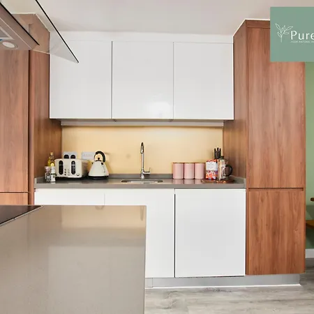 Stylish 5-bedroom Retreat Sleeps 9 By Purestay Mánchester