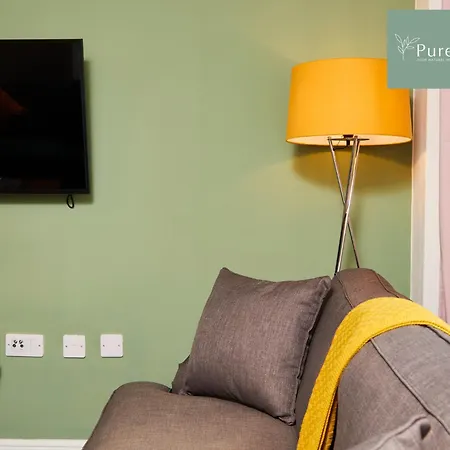 Сasa de vacaciones Stylish 5-bedroom Retreat Sleeps 9 By Purestay *