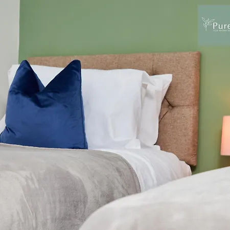 Сasa de vacaciones Stylish 5-bedroom Retreat Sleeps 9 By Purestay