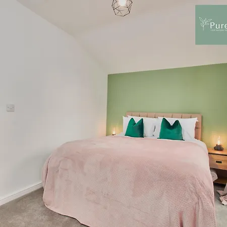 Stylish 5-bedroom Retreat Sleeps 9 By Purestay Mánchester
