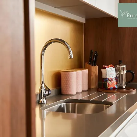 Stylish 5-bedroom Retreat Sleeps 9 By Purestay *