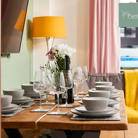 Сasa de vacaciones Stylish 5-bedroom Retreat Sleeps 9 By Purestay *