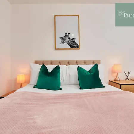 Stylish 5-bedroom Retreat Sleeps 9 By Purestay *