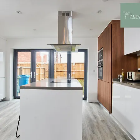 Stylish 5-bedroom Retreat Sleeps 9 By Purestay Vakantiehuis *