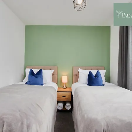 Stylish 5-bedroom Retreat Sleeps 9 By Purestay Mánchester